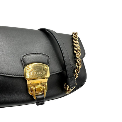 Chiusura di una Borsa Tod's in pelle nera con parti metalliche dorate; munita di una tracolla in catena e in pelle non amovibile e regolabile. Completa di dustbag. Originale, usata, di lusso, in ottime condizioni.