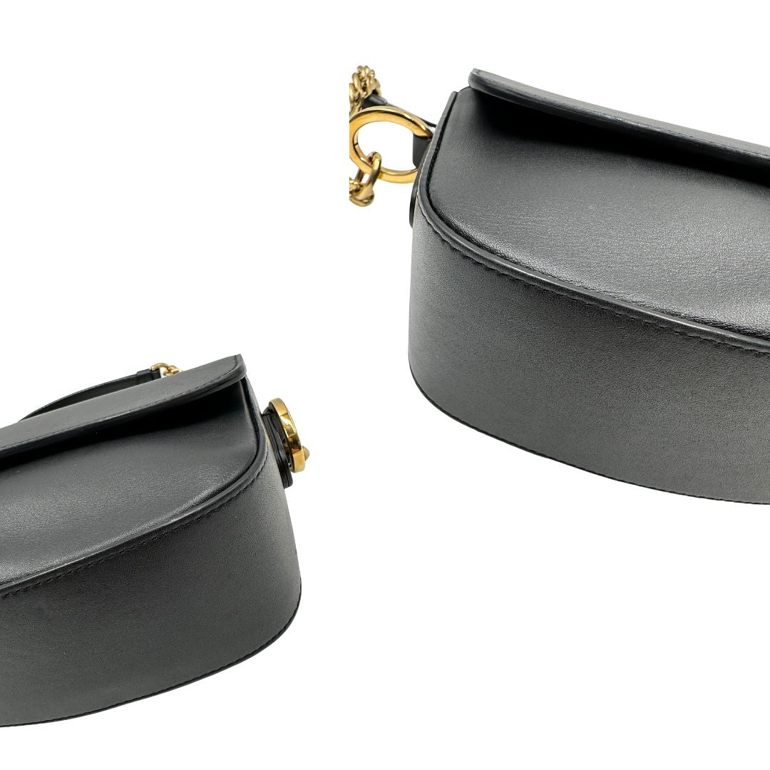 Angoli di una Borsa Tod's in pelle nera con parti metalliche dorate; munita di una tracolla in catena e in pelle non amovibile e regolabile. Completa di dustbag. Originale, usata, di lusso, in ottime condizioni.