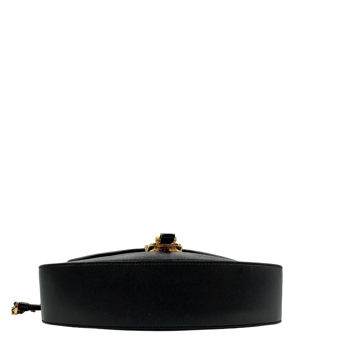Base di una Borsa Tod's in pelle nera con parti metalliche dorate; munita di una tracolla in catena e in pelle non amovibile e regolabile. Completa di dustbag. Originale, usata, di lusso, in ottime condizioni.