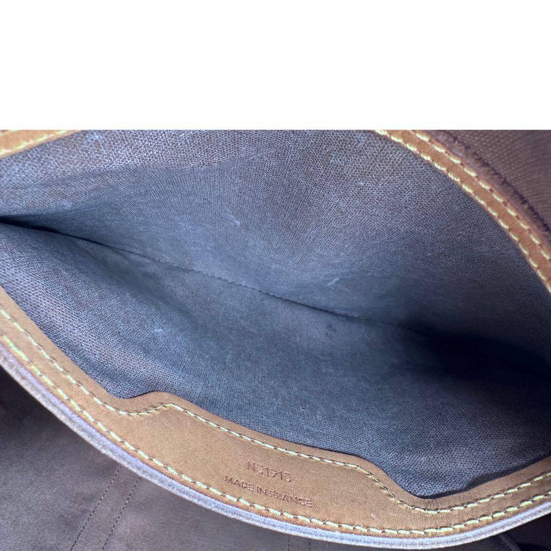 interno Borsa Louis Vuitton in canvas marrone monogram con finiture in vacchetta naturale e parti metalliche dorate; munita di doppi manici, indossabile a spalla. Completa di dustbag, di lusso, originale, ottime condizioni, usata.