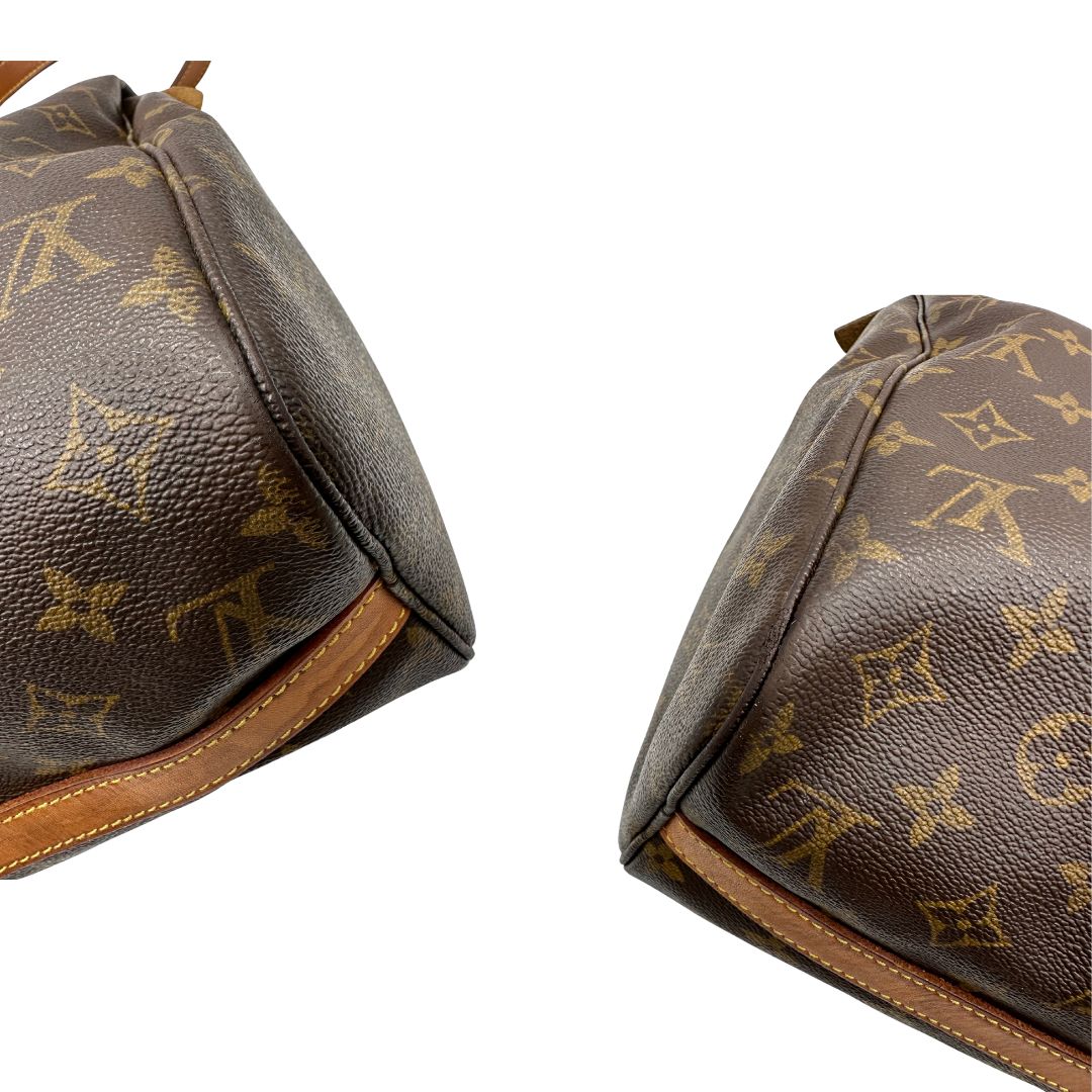 angoli Borsa Louis Vuitton in canvas marrone monogram con finiture in vacchetta naturale e parti metalliche dorate; munita di doppi manici, indossabile a spalla. Completa di dustbag, di lusso, originale, ottime condizioni, usata.