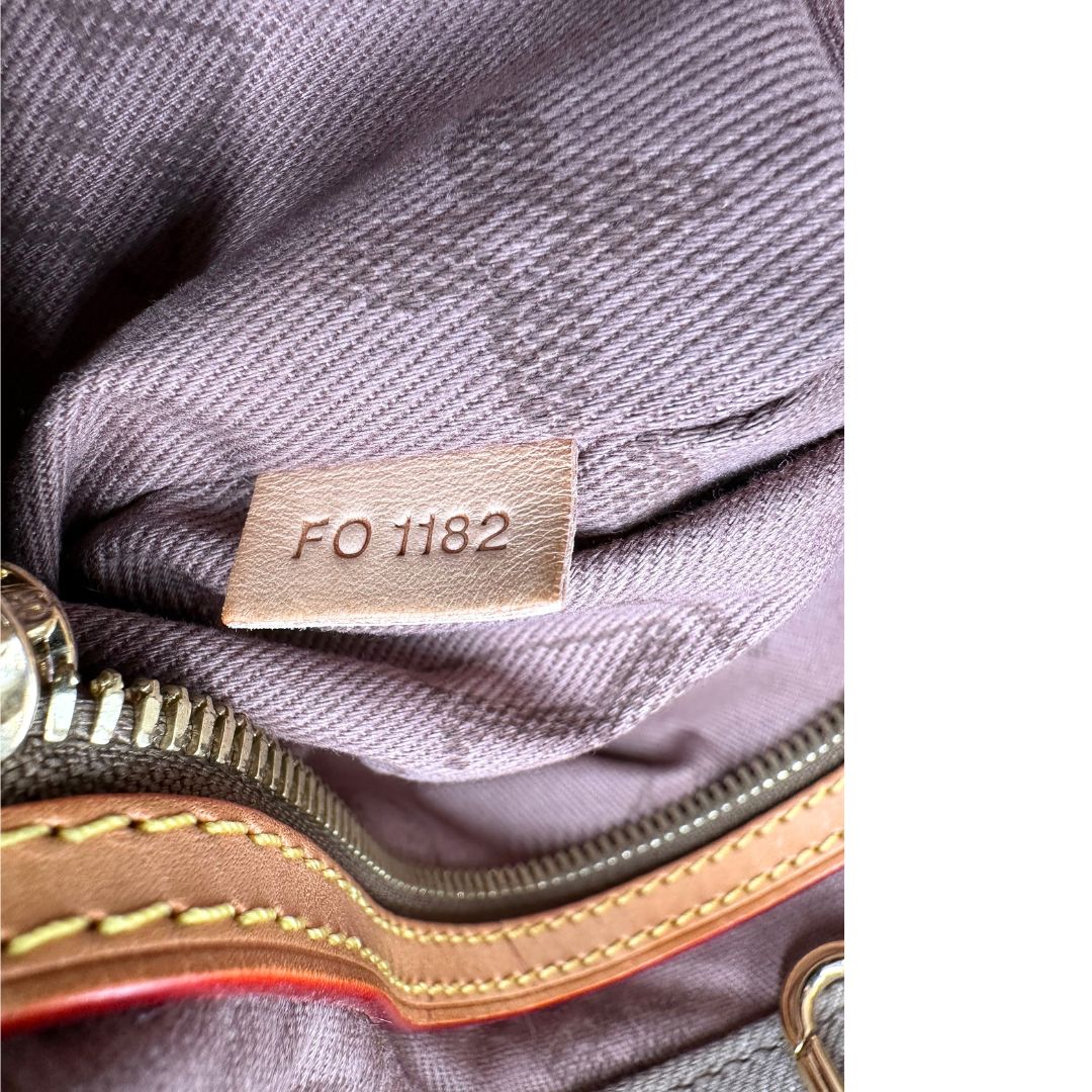 Codice di una Borsa Louis Vuitton Limited Edition in tela beige con dettagli in pelle scamosciata marrone e in vacchetta naturale, parti metalliche dorate; munita di doppi manici in tessuto, indossabile a spalla. Completa di dustbag. Originale, usata, di lusso, in ottime condizioni