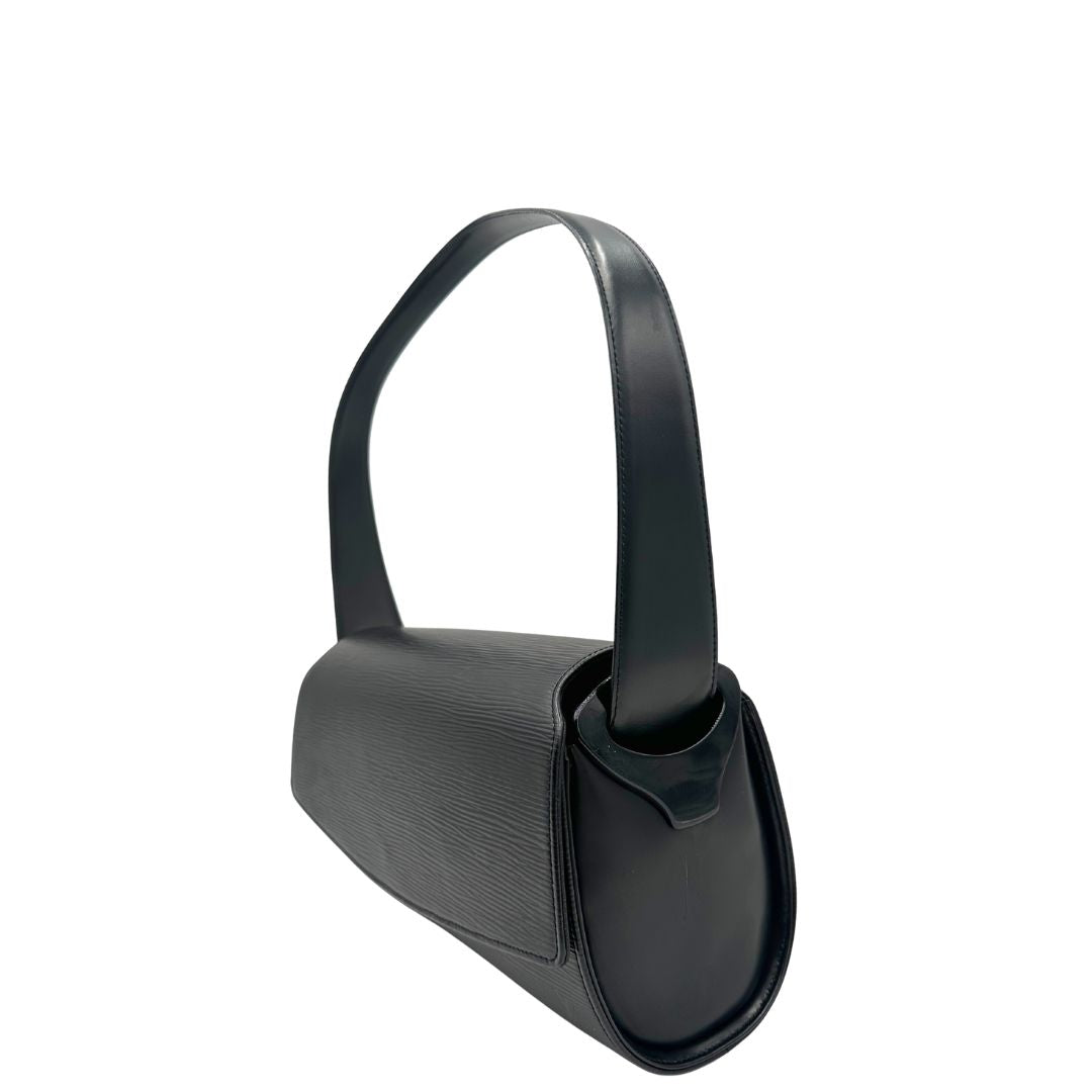 lato  Borsa Louis Vuitton in pelle epi nera munita di un manico singolo, indossabile a spalla. Completa di dustbag, di lusso, originale, ottime condizioni, usata. 