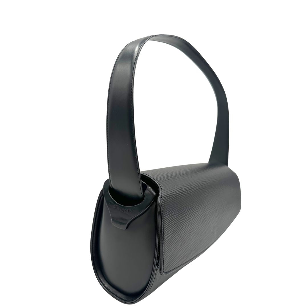 lato  Borsa Louis Vuitton in pelle epi nera munita di un manico singolo, indossabile a spalla. Completa di dustbag, di lusso, originale, ottime condizioni, usata. 