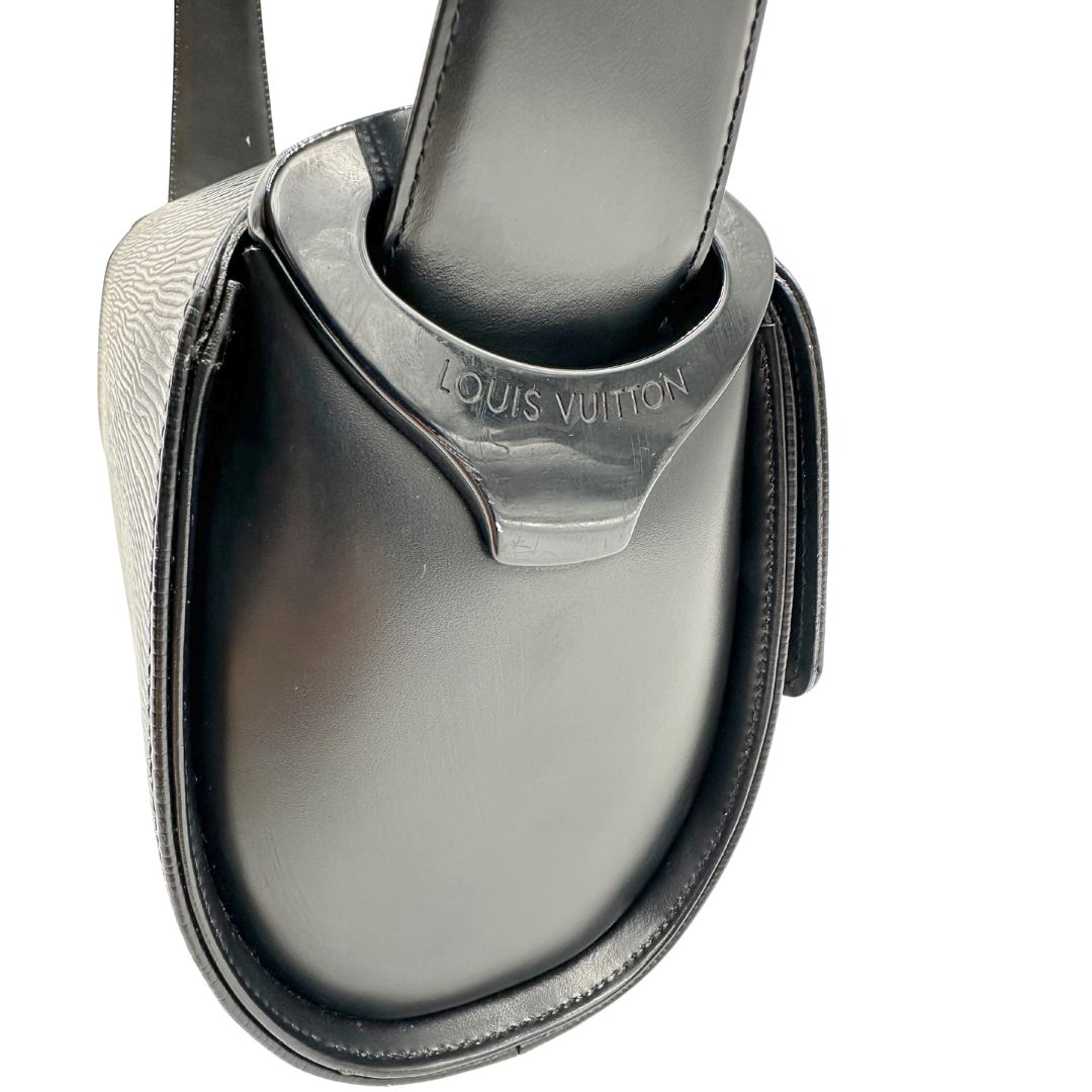 lato  Borsa Louis Vuitton in pelle epi nera munita di un manico singolo, indossabile a spalla. Completa di dustbag, di lusso, originale, ottime condizioni, usata. 