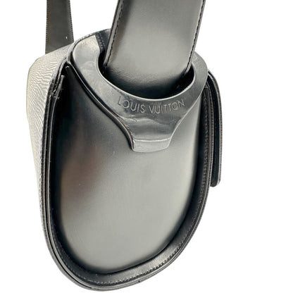 lato  Borsa Louis Vuitton in pelle epi nera munita di un manico singolo, indossabile a spalla. Completa di dustbag, di lusso, originale, ottime condizioni, usata. 