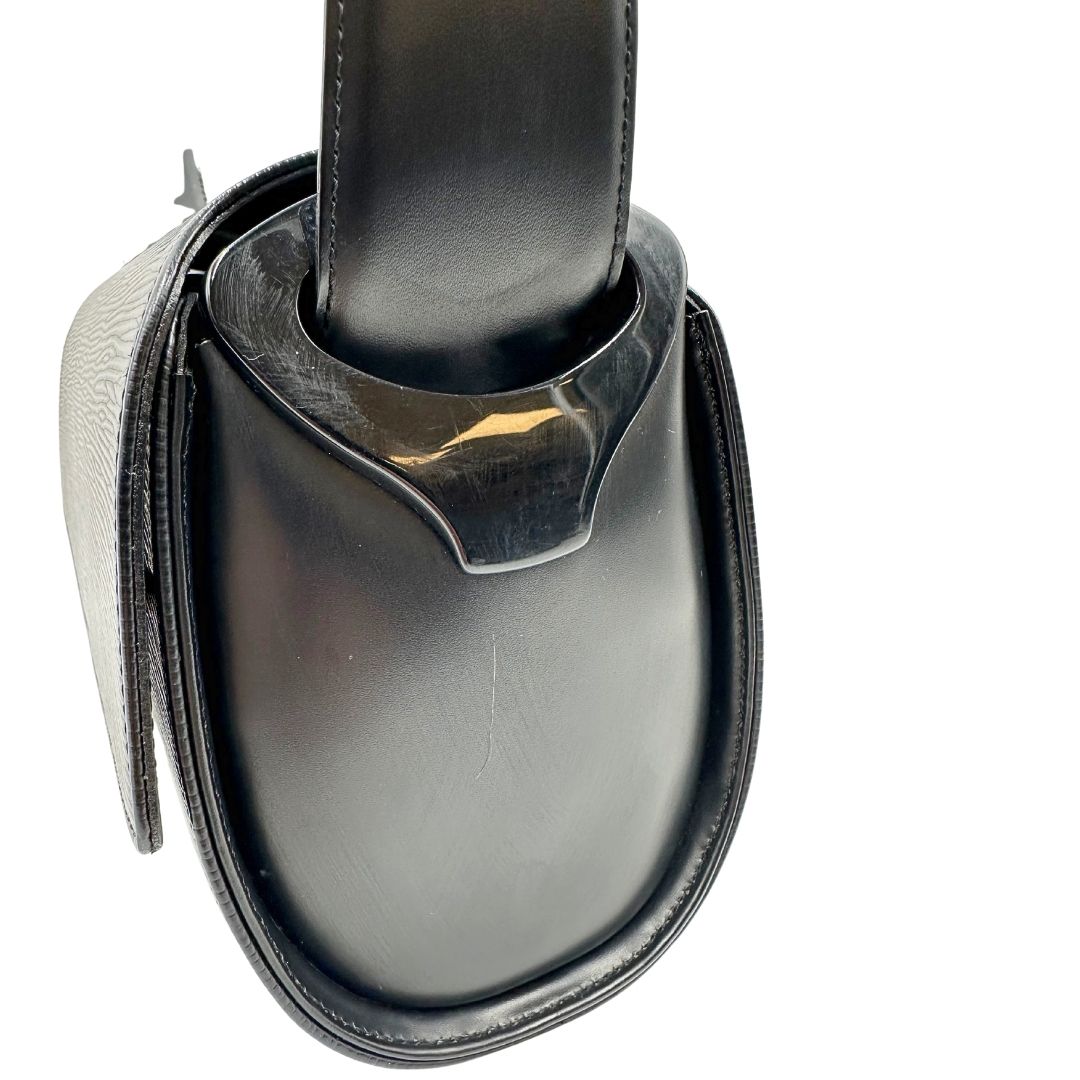 lato  Borsa Louis Vuitton in pelle epi nera munita di un manico singolo, indossabile a spalla. Completa di dustbag, di lusso, originale, ottime condizioni, usata. 