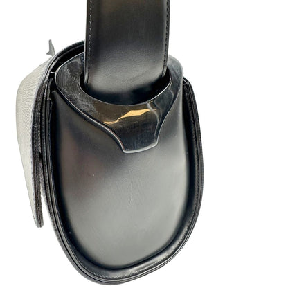 lato  Borsa Louis Vuitton in pelle epi nera munita di un manico singolo, indossabile a spalla. Completa di dustbag, di lusso, originale, ottime condizioni, usata. 