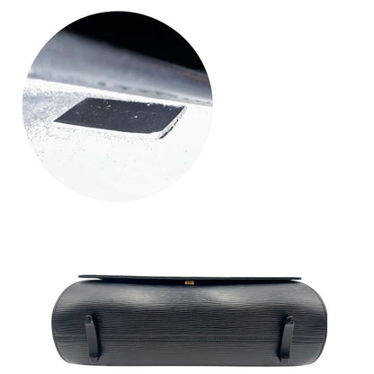 base  Borsa Louis Vuitton in pelle epi nera munita di un manico singolo, indossabile a spalla. Completa di dustbag, di lusso, originale, ottime condizioni, usata. 