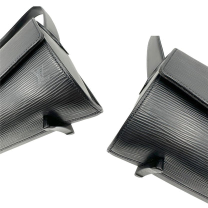 angoli  Borsa Louis Vuitton in pelle epi nera munita di un manico singolo, indossabile a spalla. Completa di dustbag, di lusso, originale, ottime condizioni, usata. 