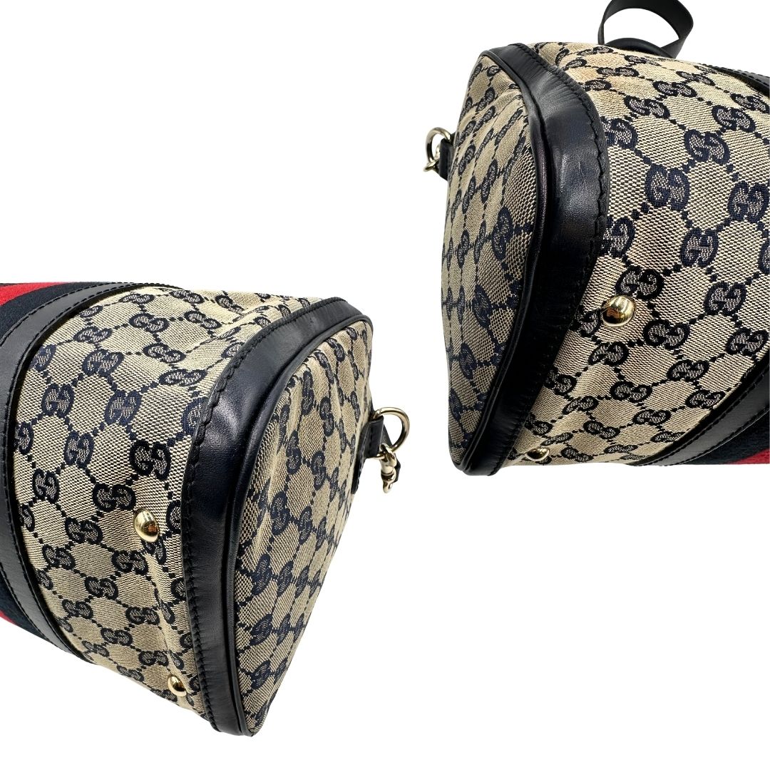 angoli  Borsa Gucci in tessuto blu GG con finiture in pelle tono su tono, parti metalliche dorate e striscia Web blu e rossa; munita di doppi manici stondati e una tracolla amovibile e regolabile. Completa di dustbag, di lusso, originale, ottime condizioni, usata. 