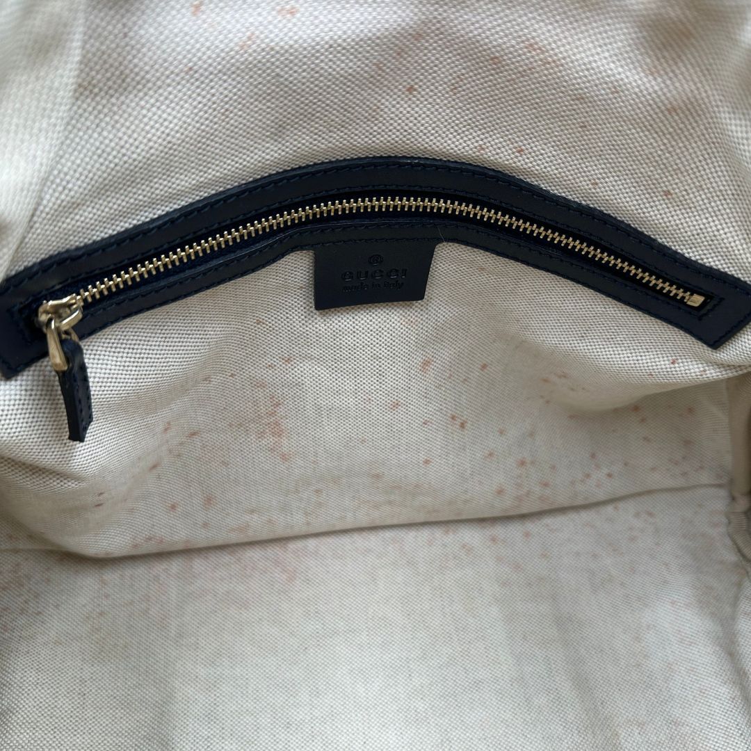 interno  Borsa Gucci in tessuto blu GG con finiture in pelle tono su tono, parti metalliche dorate e striscia Web blu e rossa; munita di doppi manici stondati e una tracolla amovibile e regolabile. Completa di dustbag, di lusso, originale, ottime condizioni, usata. 