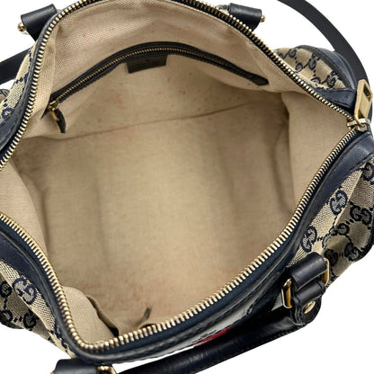 interno  Borsa Gucci in tessuto blu GG con finiture in pelle tono su tono, parti metalliche dorate e striscia Web blu e rossa; munita di doppi manici stondati e una tracolla amovibile e regolabile. Completa di dustbag, di lusso, originale, ottime condizioni, usata. 