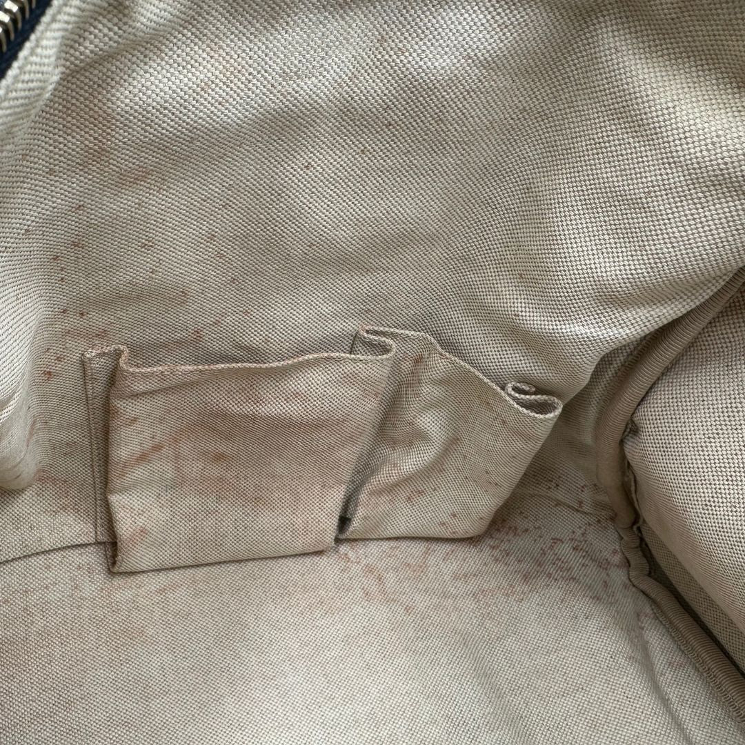 interno  Borsa Gucci in tessuto blu GG con finiture in pelle tono su tono, parti metalliche dorate e striscia Web blu e rossa; munita di doppi manici stondati e una tracolla amovibile e regolabile. Completa di dustbag, di lusso, originale, ottime condizioni, usata. 