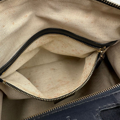 interno  Borsa Gucci in tessuto blu GG con finiture in pelle tono su tono, parti metalliche dorate e striscia Web blu e rossa; munita di doppi manici stondati e una tracolla amovibile e regolabile. Completa di dustbag, di lusso, originale, ottime condizioni, usata. 