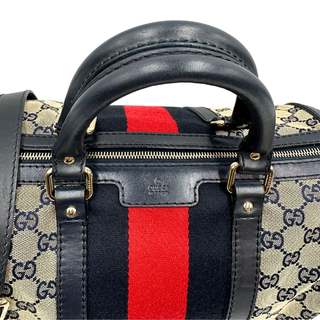 manici  Borsa Gucci in tessuto blu GG con finiture in pelle tono su tono, parti metalliche dorate e striscia Web blu e rossa; munita di doppi manici stondati e una tracolla amovibile e regolabile. Completa di dustbag, di lusso, originale, ottime condizioni, usata. 