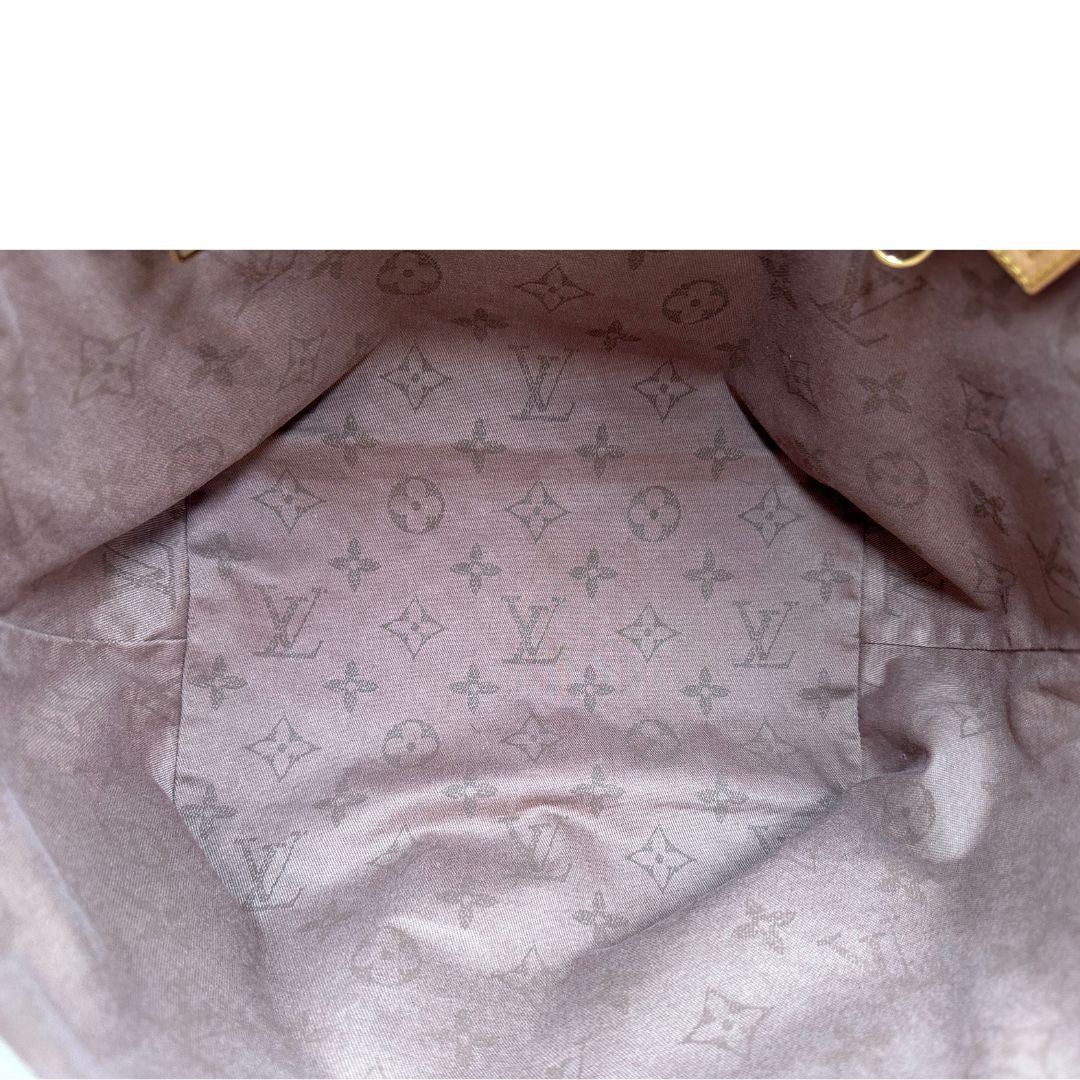 Interno di una Borsa Louis Vuitton Limited Edition in tela beige con dettagli in pelle scamosciata marrone e in vacchetta naturale, parti metalliche dorate; munita di doppi manici in tessuto, indossabile a spalla. Completa di dustbag. Originale, usata, di lusso, in ottime condizioni
