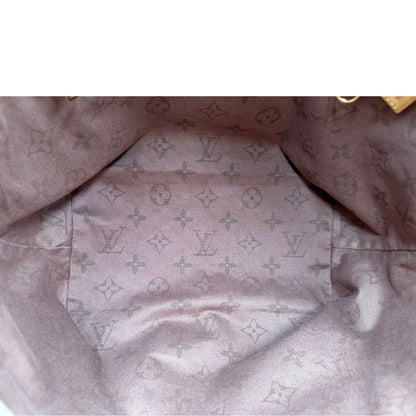 Interno di una Borsa Louis Vuitton Limited Edition in tela beige con dettagli in pelle scamosciata marrone e in vacchetta naturale, parti metalliche dorate; munita di doppi manici in tessuto, indossabile a spalla. Completa di dustbag. Originale, usata, di lusso, in ottime condizioni