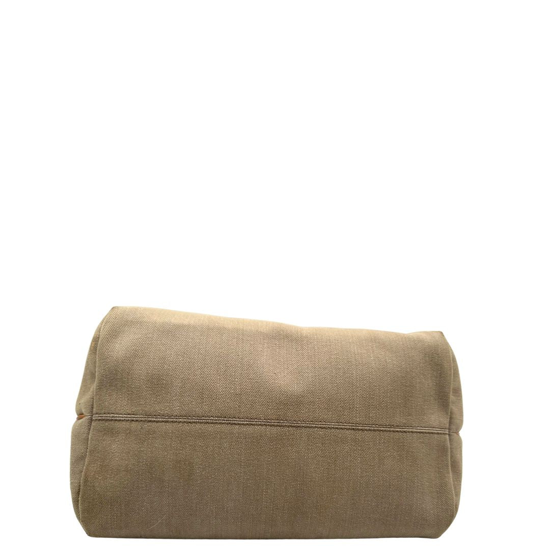 Base di una Borsa Louis Vuitton Limited Edition in tela beige con dettagli in pelle scamosciata marrone e in vacchetta naturale, parti metalliche dorate; munita di doppi manici in tessuto, indossabile a spalla. Completa di dustbag. Originale, usata, di lusso, in ottime condizioni