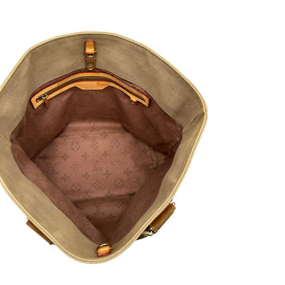 Interno di una Borsa Louis Vuitton Limited Edition in tela beige con dettagli in pelle scamosciata marrone e in vacchetta naturale, parti metalliche dorate; munita di doppi manici in tessuto, indossabile a spalla. Completa di dustbag. Originale, usata, di lusso, in ottime condizioni