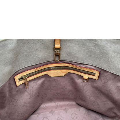 Interno di una Borsa Louis Vuitton Limited Edition in tela beige con dettagli in pelle scamosciata marrone e in vacchetta naturale, parti metalliche dorate; munita di doppi manici in tessuto, indossabile a spalla. Completa di dustbag. Originale, usata, di lusso, in ottime condizioni