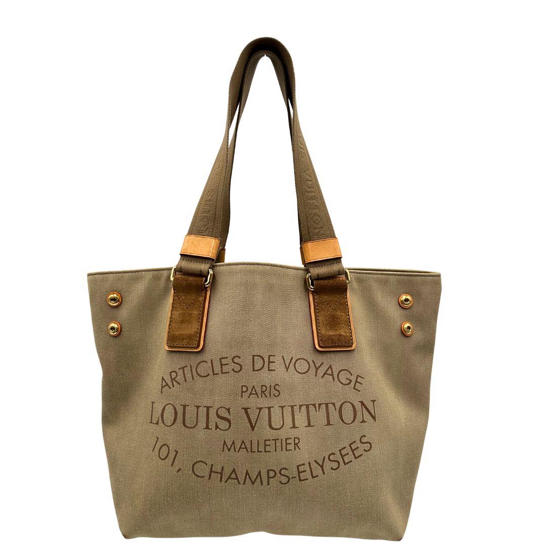 Front di una Borsa Louis Vuitton Limited Edition in tela beige con dettagli in pelle scamosciata marrone e in vacchetta naturale, parti metalliche dorate; munita di doppi manici in tessuto, indossabile a spalla. Completa di dustbag. Originale, usata, di lusso, in ottime condizioni