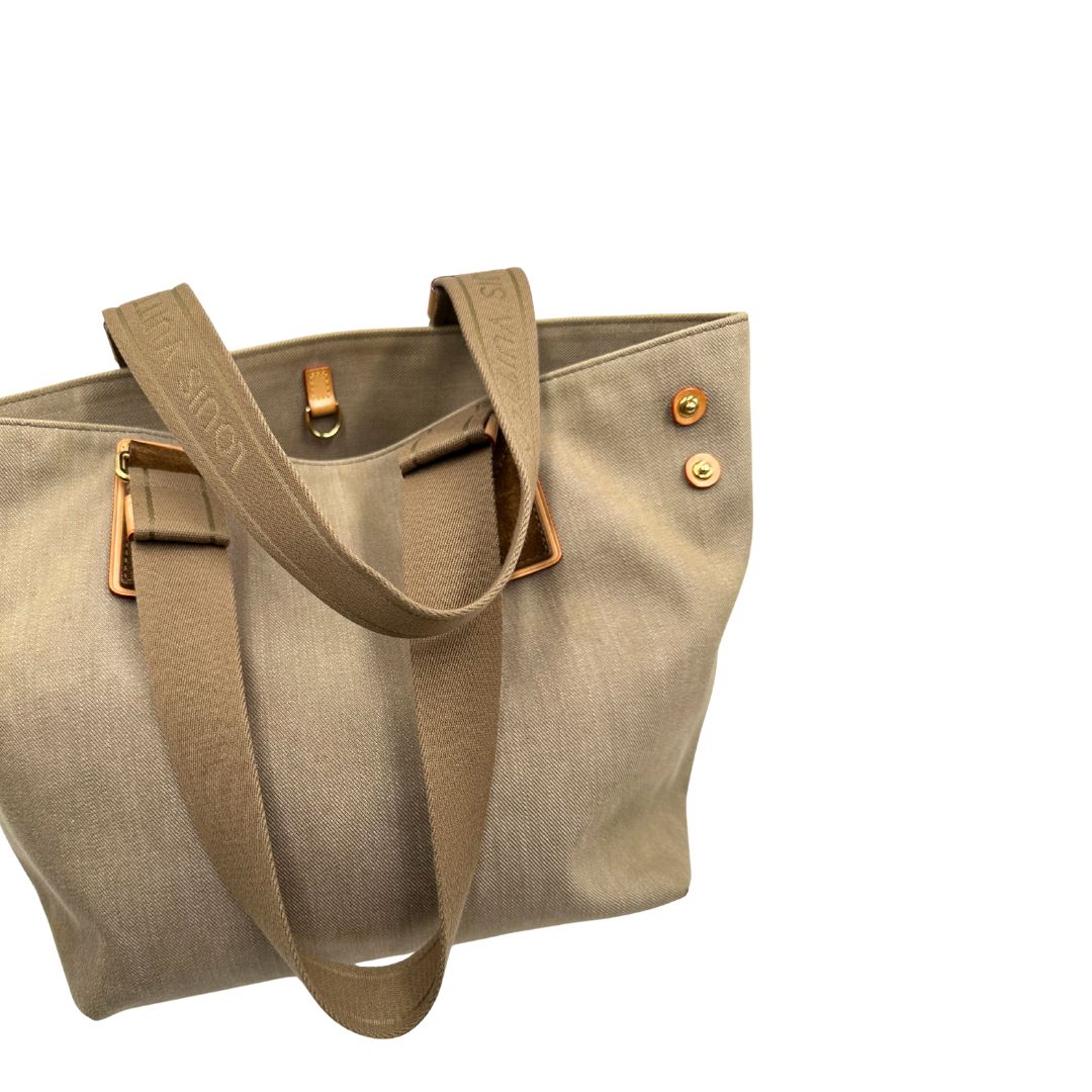 Manici di una Borsa Louis Vuitton Limited Edition in tela beige con dettagli in pelle scamosciata marrone e in vacchetta naturale, parti metalliche dorate; munita di doppi manici in tessuto, indossabile a spalla. Completa di dustbag. Originale, usata, di lusso, in ottime condizioni