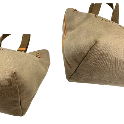 Angoli di una Borsa Louis Vuitton Limited Edition in tela beige con dettagli in pelle scamosciata marrone e in vacchetta naturale, parti metalliche dorate; munita di doppi manici in tessuto, indossabile a spalla. Completa di dustbag. Originale, usata, di lusso, in ottime condizioni