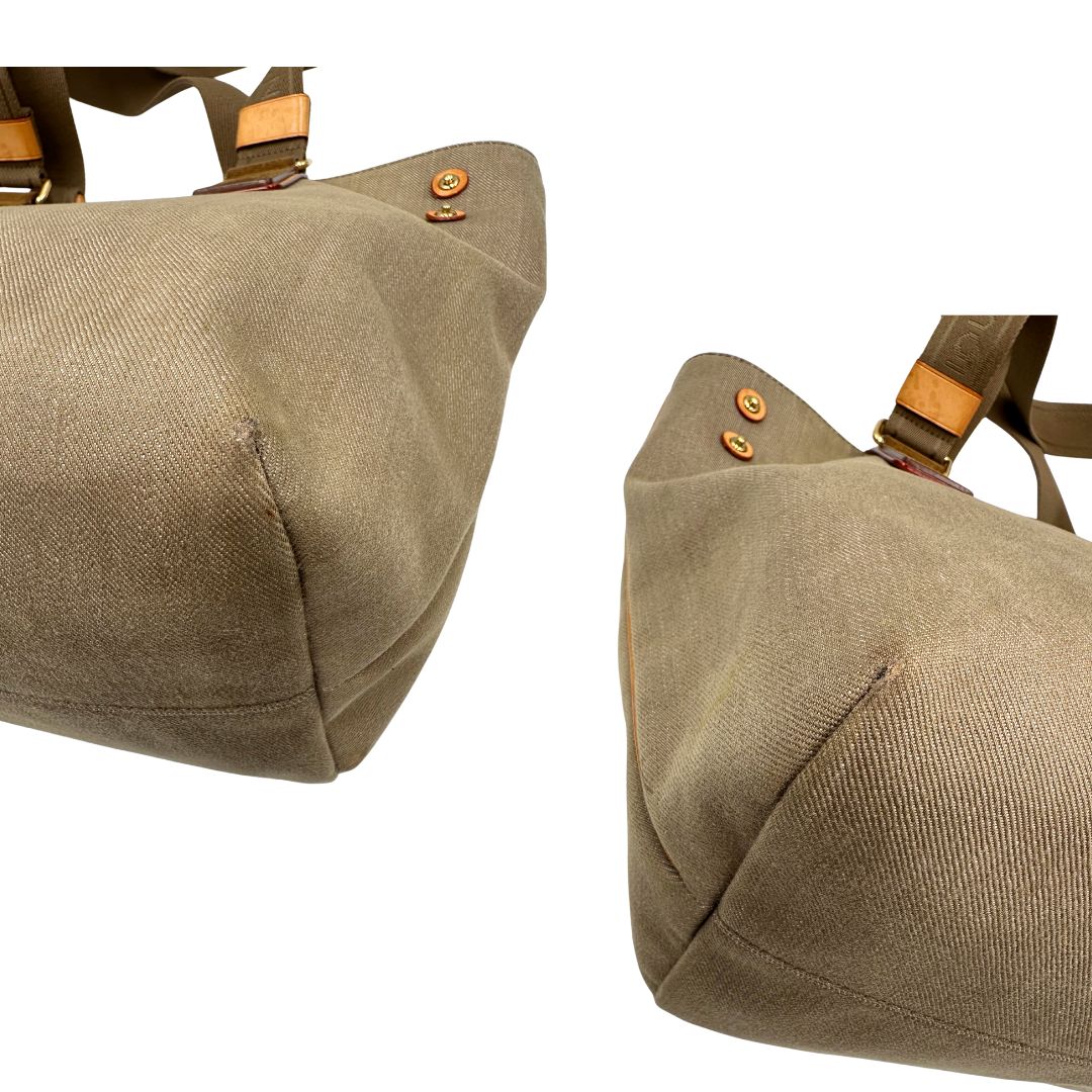 Angoli di una Borsa Louis Vuitton Limited Edition in tela beige con dettagli in pelle scamosciata marrone e in vacchetta naturale, parti metalliche dorate; munita di doppi manici in tessuto, indossabile a spalla. Completa di dustbag. Originale, usata, di lusso, in ottime condizioni