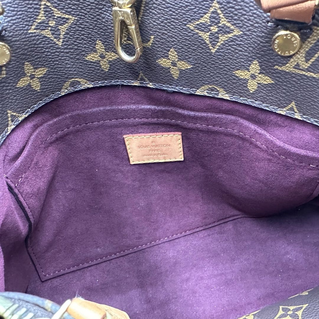interno  Borsa Louis Vuitton in canvas marrone monogram con finiture in vacchetta naturale e parti metalliche dorate; munita di doppi manici stondati, e una tracolla amovibile, di lusso, originale, ottime condizioni, usata. 