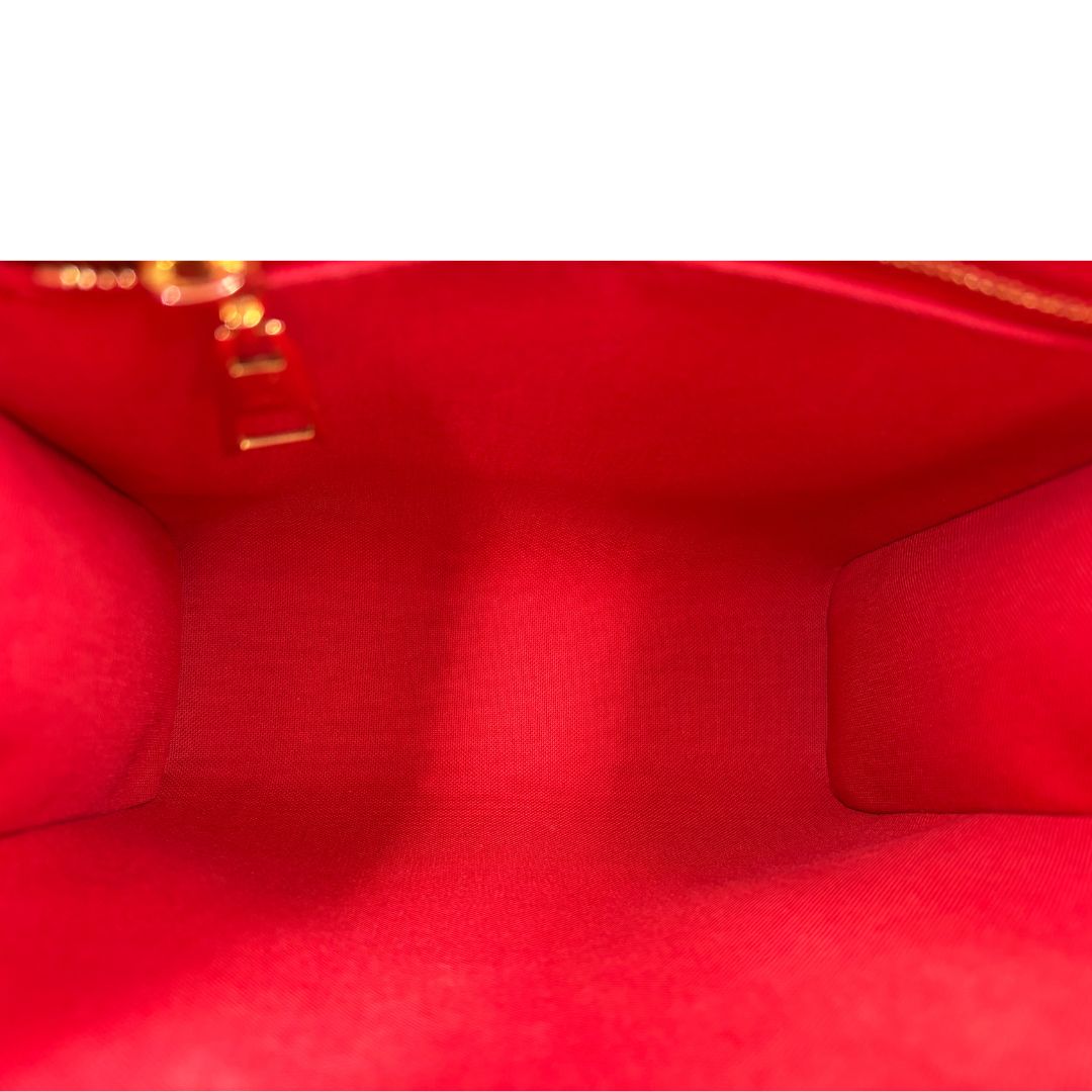 interno Borsa Louis Vuitton in canvas marrone monogram con finiture in vacchetta naturale e parti metalliche dorate; munita di doppi manici stondati e una tracolla amovibile e regolabile. Full set, di lusso, originale, ottime condizioni, usata. 