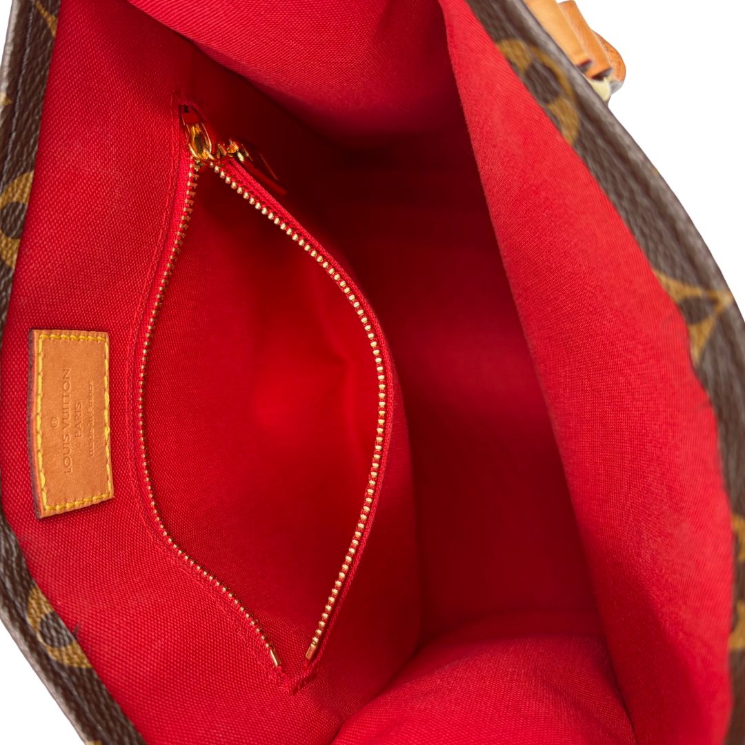 interno Borsa Louis Vuitton in canvas marrone monogram con finiture in vacchetta naturale e parti metalliche dorate; munita di doppi manici stondati e una tracolla amovibile e regolabile. Full set, di lusso, originale, ottime condizioni, usata. 