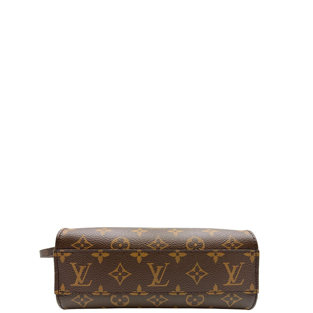 base Borsa Louis Vuitton in canvas marrone monogram con finiture in vacchetta naturale e parti metalliche dorate; munita di doppi manici stondati e una tracolla amovibile e regolabile. Full set, di lusso, originale, ottime condizioni, usata. 