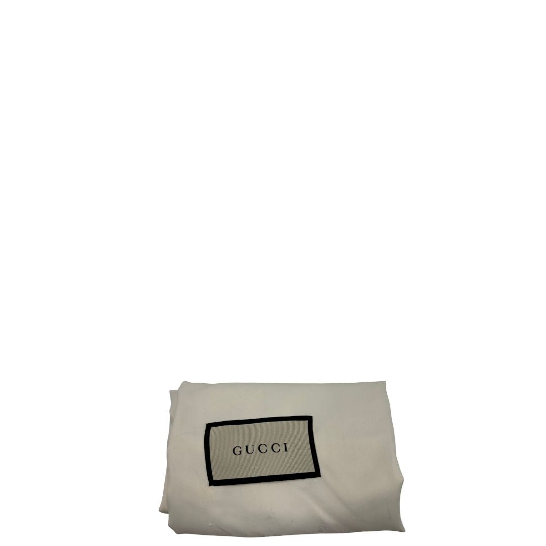 dustbag Borsa Gucci Marmont in pelle matelassè rossa e parti metalliche dorate; munita di una tracolla in catena con spallaccio in pelle. Completa di dustbag, di lusso, originale, ottime condizioni, usata. 