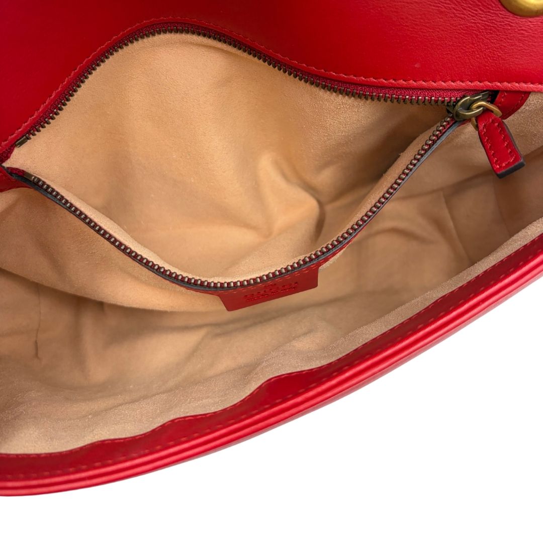 interno Borsa Gucci Marmont in pelle matelassè rossa e parti metalliche dorate; munita di una tracolla in catena con spallaccio in pelle. Completa di dustbag, di lusso, originale, ottime condizioni, usata. 
