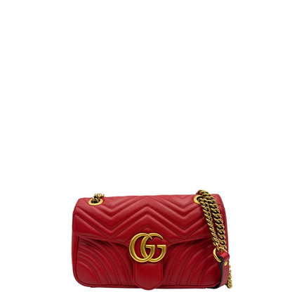 front Borsa Gucci Marmont in pelle matelassè rossa e parti metalliche dorate; munita di una tracolla in catena con spallaccio in pelle. Completa di dustbag, di lusso, originale, ottime condizioni, usata. 