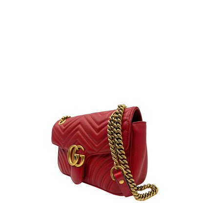lato Borsa Gucci Marmont in pelle matelassè rossa e parti metalliche dorate; munita di una tracolla in catena con spallaccio in pelle. Completa di dustbag, di lusso, originale, ottime condizioni, usata. 