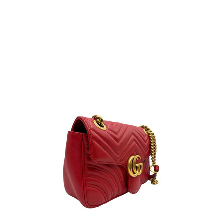 lato Borsa Gucci Marmont in pelle matelassè rossa e parti metalliche dorate; munita di una tracolla in catena con spallaccio in pelle. Completa di dustbag, di lusso, originale, ottime condizioni, usata. 