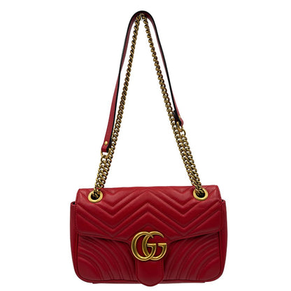 front Borsa Gucci Marmont in pelle matelassè rossa e parti metalliche dorate; munita di una tracolla in catena con spallaccio in pelle. Completa di dustbag, di lusso, originale, ottime condizioni, usata. 
