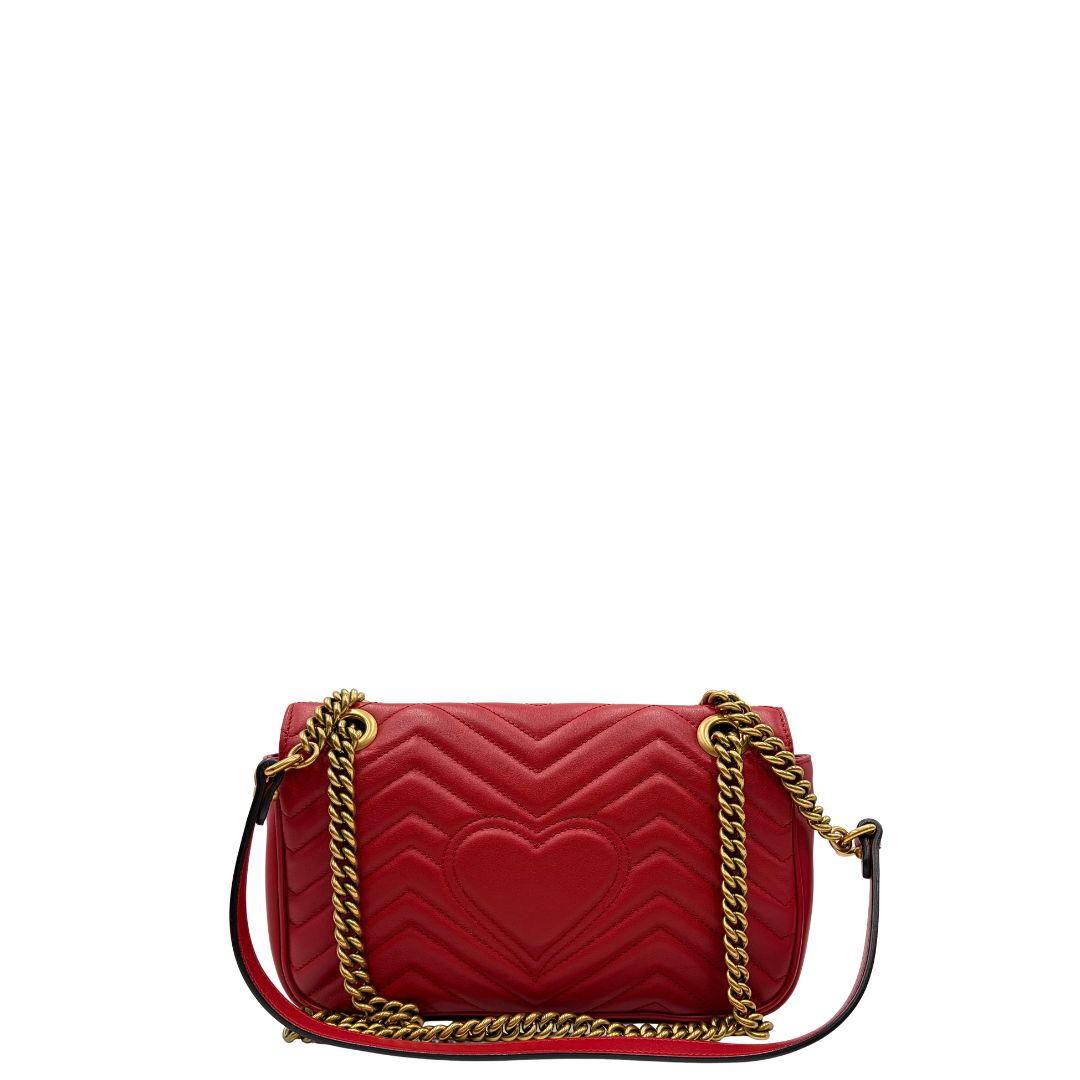retro Borsa Gucci Marmont in pelle matelassè rossa e parti metalliche dorate; munita di una tracolla in catena con spallaccio in pelle. Completa di dustbag, di lusso, originale, ottime condizioni, usata. 