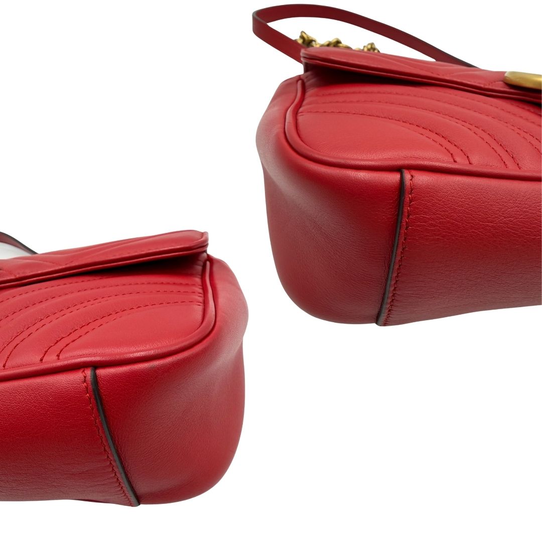 angoli Borsa Gucci Marmont in pelle matelassè rossa e parti metalliche dorate; munita di una tracolla in catena con spallaccio in pelle. Completa di dustbag, di lusso, originale, ottime condizioni, usata. 