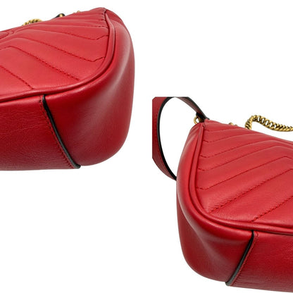 angoli Borsa Gucci Marmont in pelle matelassè rossa e parti metalliche dorate; munita di una tracolla in catena con spallaccio in pelle. Completa di dustbag, di lusso, originale, ottime condizioni, usata. 