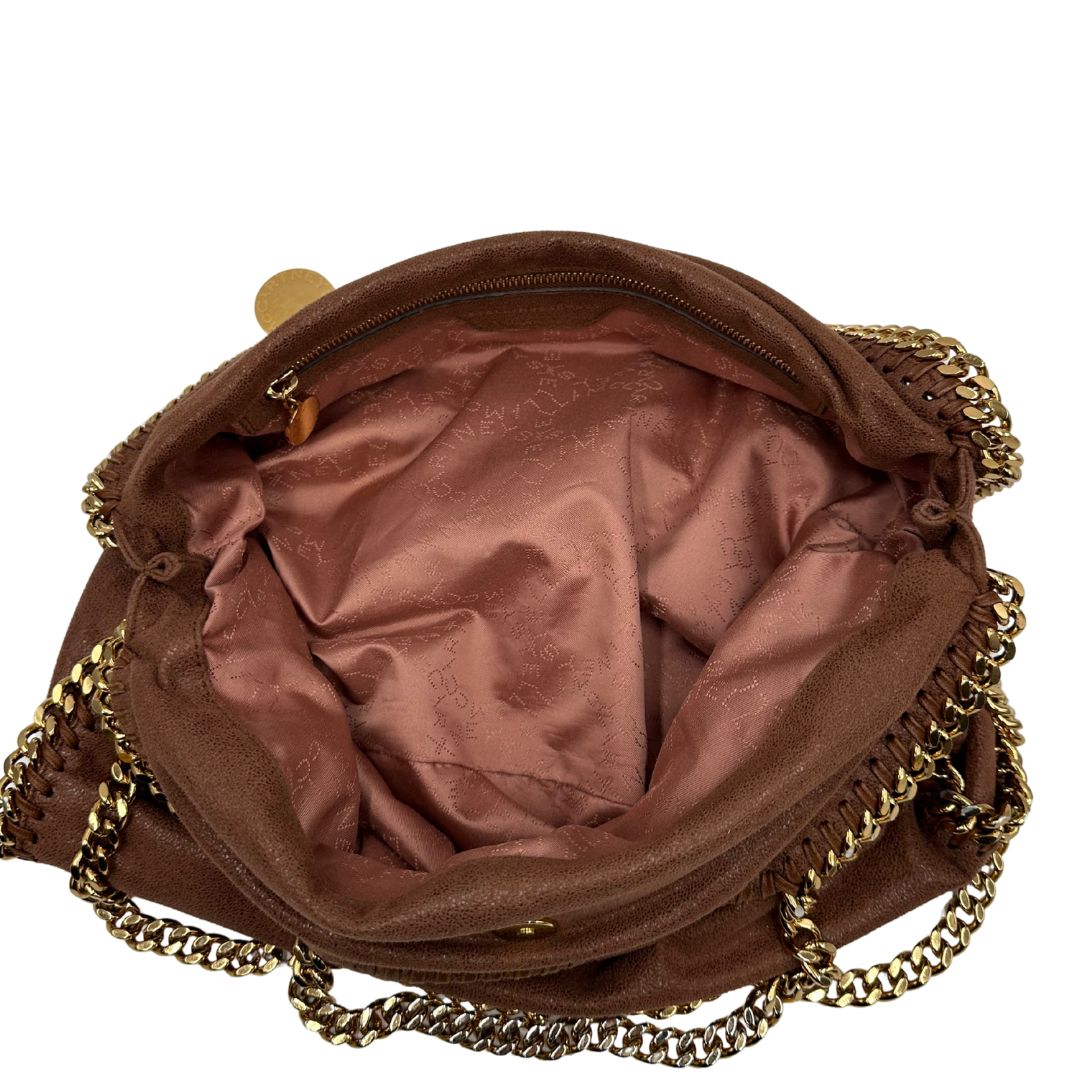 interno Borsa Stella McCartney Falabella in tessuto vegano color cameo rifinita con catene in metallo dorato. Completa di dustbag, di lusso, originale, ottime condizioni, usata. 