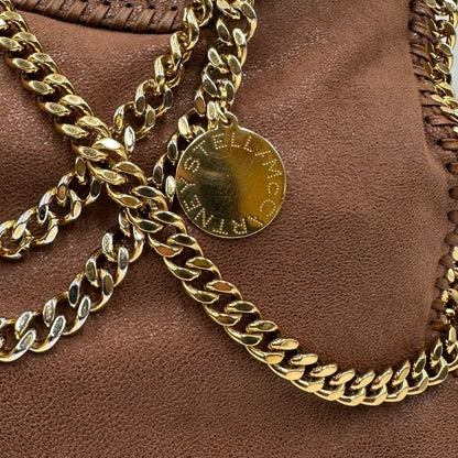 catena Borsa Stella McCartney Falabella in tessuto vegano color cameo rifinita con catene in metallo dorato. Completa di dustbag, di lusso, originale, ottime condizioni, usata.