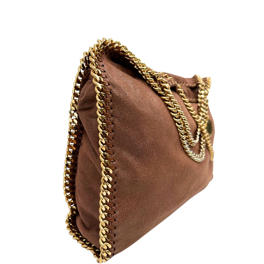 lato Borsa Stella McCartney Falabella in tessuto vegano color cameo rifinita con catene in metallo dorato. Completa di dustbag, di lusso, originale, ottime condizioni, usata. 