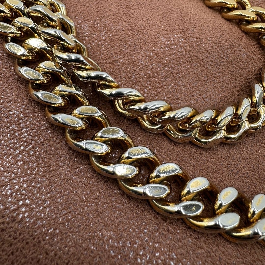 catena Borsa Stella McCartney Falabella in tessuto vegano color cameo rifinita con catene in metallo dorato. Completa di dustbag, di lusso, originale, ottime condizioni, usata. 