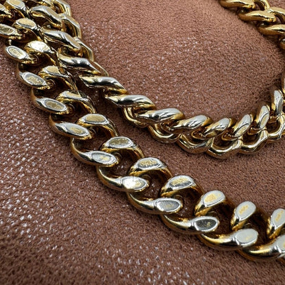 catena Borsa Stella McCartney Falabella in tessuto vegano color cameo rifinita con catene in metallo dorato. Completa di dustbag, di lusso, originale, ottime condizioni, usata. 