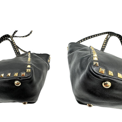 Angoli di una Borsa Valentino Garavani in pelle nera con parti metalliche dorate; impreziosita da borchie piramidali e munita di doppi manici e una tracolla amovibile. Completa di dustbag e cartellino. Originale, usata, di lusso, in ottime condizioni.