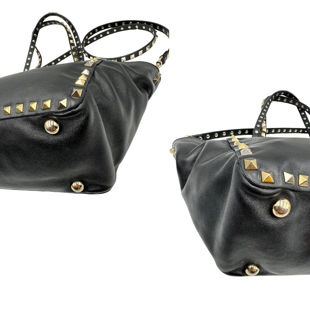 Angoli di una Borsa Valentino Garavani in pelle nera con parti metalliche dorate; impreziosita da borchie piramidali e munita di doppi manici e una tracolla amovibile. Completa di dustbag e cartellino. Originale, usata, di lusso, in ottime condizioni.