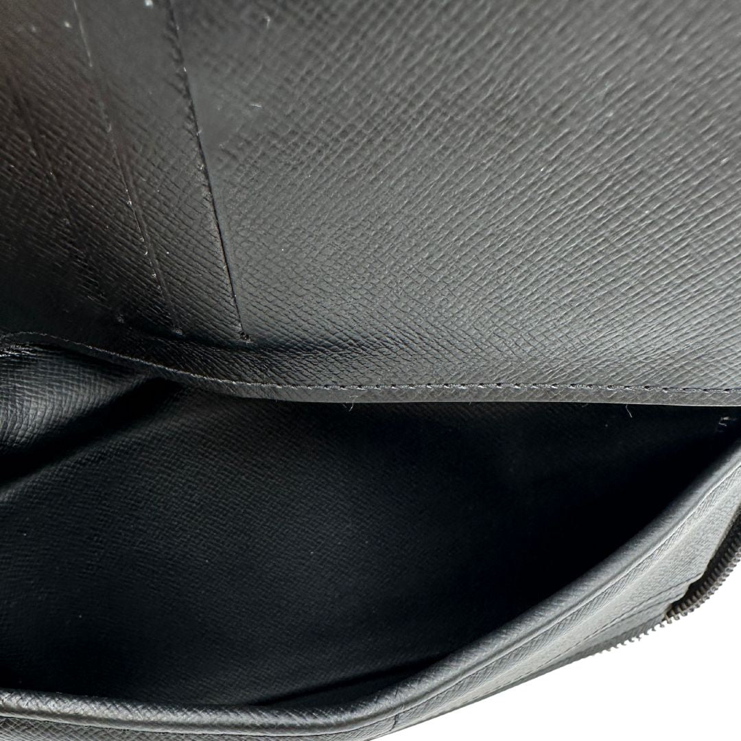 interno  Portafoglio Louis Vuitton in canvas monogram eclipse nero con parti metalliche argentate. Full set, di lusso, originale, ottime condizioni. 